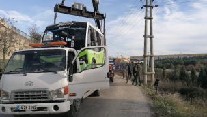 Gebze'de midibüs devrildi