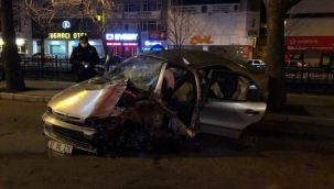 Kontrolden çıkan otomobil, kaldırımdaki ağaca çarptı