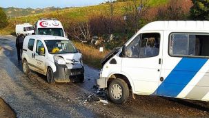 Manisa'da iki araç kafa kafaya çarpıştı