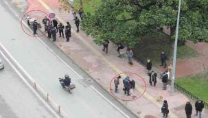 Motosikletli kuryenin yayaya çarptı