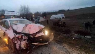 Öğretmenleri taşıyan otomobil ile traktör çarpıştı