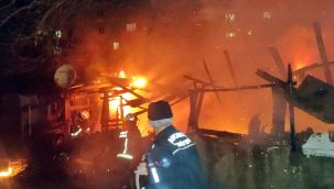 Alev topuna dönen gecekonduda can pazarı