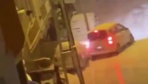 Esenyurt'ta karda kayan araç önce arabaya, sonra direğe çarptı