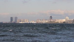 İZMİR'DE FIRTINA DURDU