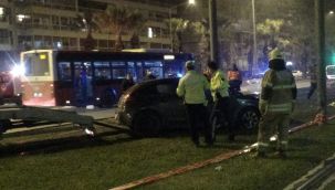 KONTROLDEN ÇIKAN ARAÇ DİREĞE ÇARPTI