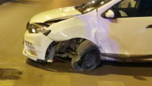Kontrolden çıkan otomobil refüje çarptı