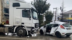 TIR ile çarpışan otomobildeki 3 öğretmen yaralandı