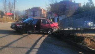 Virajı alamayan otomobil üst geçidin korkuluklarına çarptı