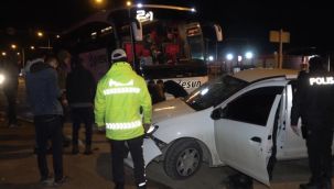 Yolcu otobüsünün çarptığı otomobil, metrelerce sürüklendi