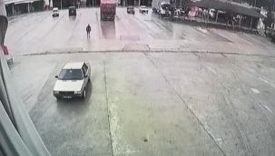 El freni çekilmeyen otomobilden film gibi görüntüler