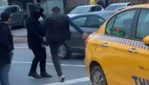 Taksici ve yolcuların tekme tokat kavgası kamerada