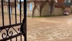 Ünlü tatil merkezi Çeşme'de yağmur ve dolu hayatı felç etti