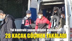 Yol kontrolü yapan ekipler minibüste 28 kaçak göçmen yakaladı
