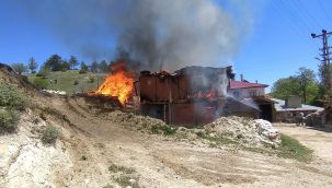 Kastamonu'da iki ev ve samanlık alevlere teslim oldu