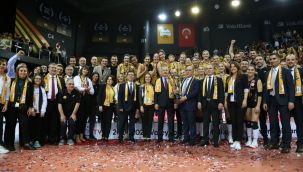 Şampiyon VakıfBank kupasını aldı