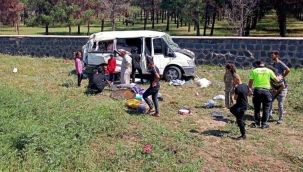 Tarım işçilerini taşıyan minibüs devrildi