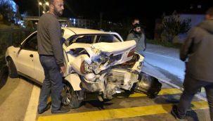 Trafik kazasında otomobil hurdaya döndü