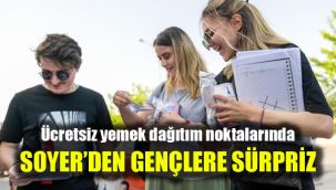 Ücretsiz yemek dağıtım noktalarında Soyer'den gençlere sürpriz