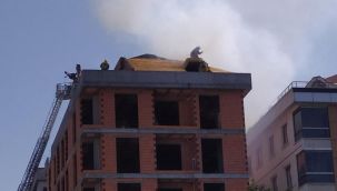 Yanan çatıya kovayla su atarak müdahale etmeye çalıştılar