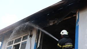 Annesini de evini de benzin döküp yaktı