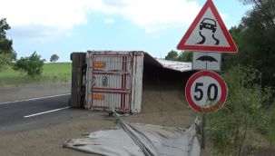 Damperi açılan tır devrildi