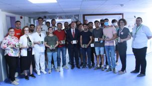 Egeli öğrencilerden tedavi gören çocuklara “Çim Adam” morali