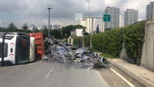 Hurda yüklü kamyon devrildi