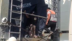 İhracat için limanda bekletilen rüzgar türbininin kanadında 4 mülteci yakalandı