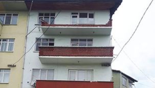 Kuvvetli rüzgar balkon duvarını yıktı