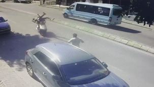 Motosikletin çarptığı yaya, başka bir yayanın üzerine uçtu