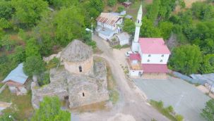 Yan yana olan kilise ve camiye büyük ilgi
