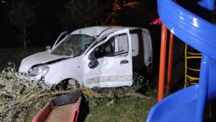Araç çocuk parkına uçtu