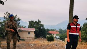Askerler tahliye edilen evlerin önünde nöbette