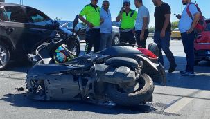 Fatih'te park halinde otomobile çarpan motosikletli yaralandı