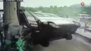 Hindistan'da kontrolden çıkan ambulans gişelere çarptı