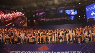 İzmir Ekonomi’de mezuniyet coşkusu