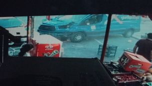 Kargo aracının altında kalmaktan saniyelerle kurtuldular