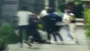 Kendilerine sözlü tacizde bulunan erkeği dövdüler