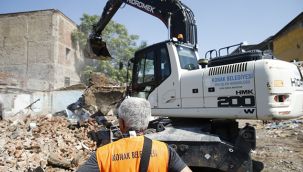Konak’ta tehlikeli yapı yıkıldı