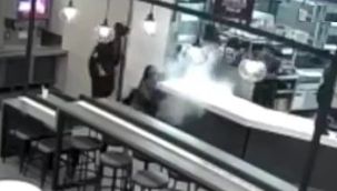 Müşterilerin yüzüne kovayla kaynar su döktü