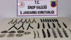 Sinop'ta bir şahıstan çok sayıda yasaklı bıçak ele geçirildi