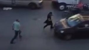 Taksici, ücret tartışması yaşadığı yolcuyu tekme tokat dövdü