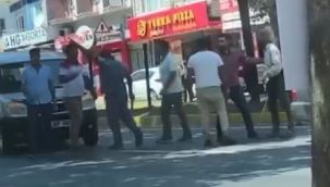 Trafikte tartışan grup yolun ortasında sopalarla birbirine girdi