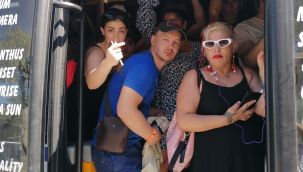 Turist çocuk, gereğinden fazla yolcu taşınan minibüste baygınlık geçirdi