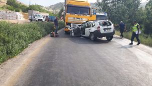 Ankara'da otomobil tırla kafa kafaya çarpıştı