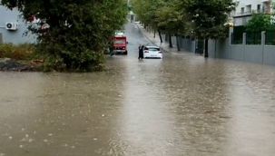 Arnavutköy'de yağış nedeniyle sokak göle döndü