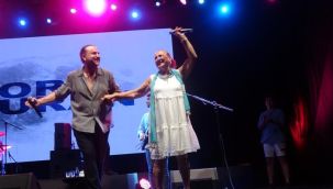 Bora Duran Şile Bezi Kültür ve Sanat Şenliği’nde konser verdi