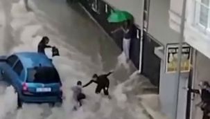 Esenyurt'ta sulara kapılan bir çocuk son anda kurtarıldı