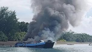 Filipinler'de 82 kişinin bulunduğu feribotta yangın
