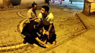 Genç kadını darbettiği iddia edilen şahsı esnaf yaka paça yakaladı
